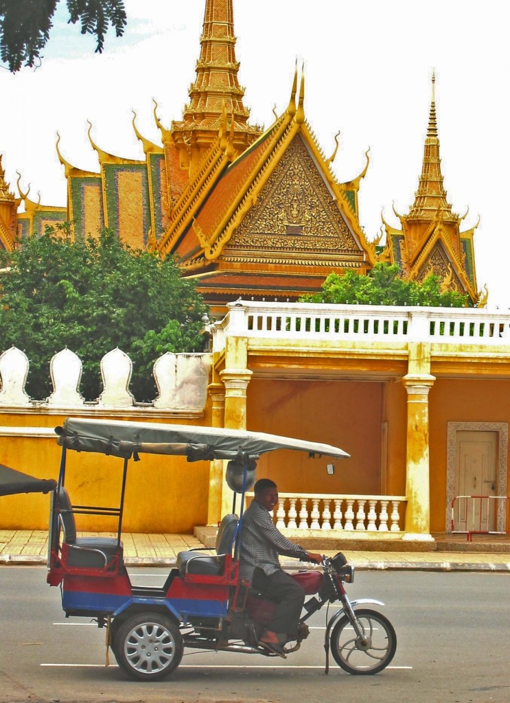 tuktuk at royal palace